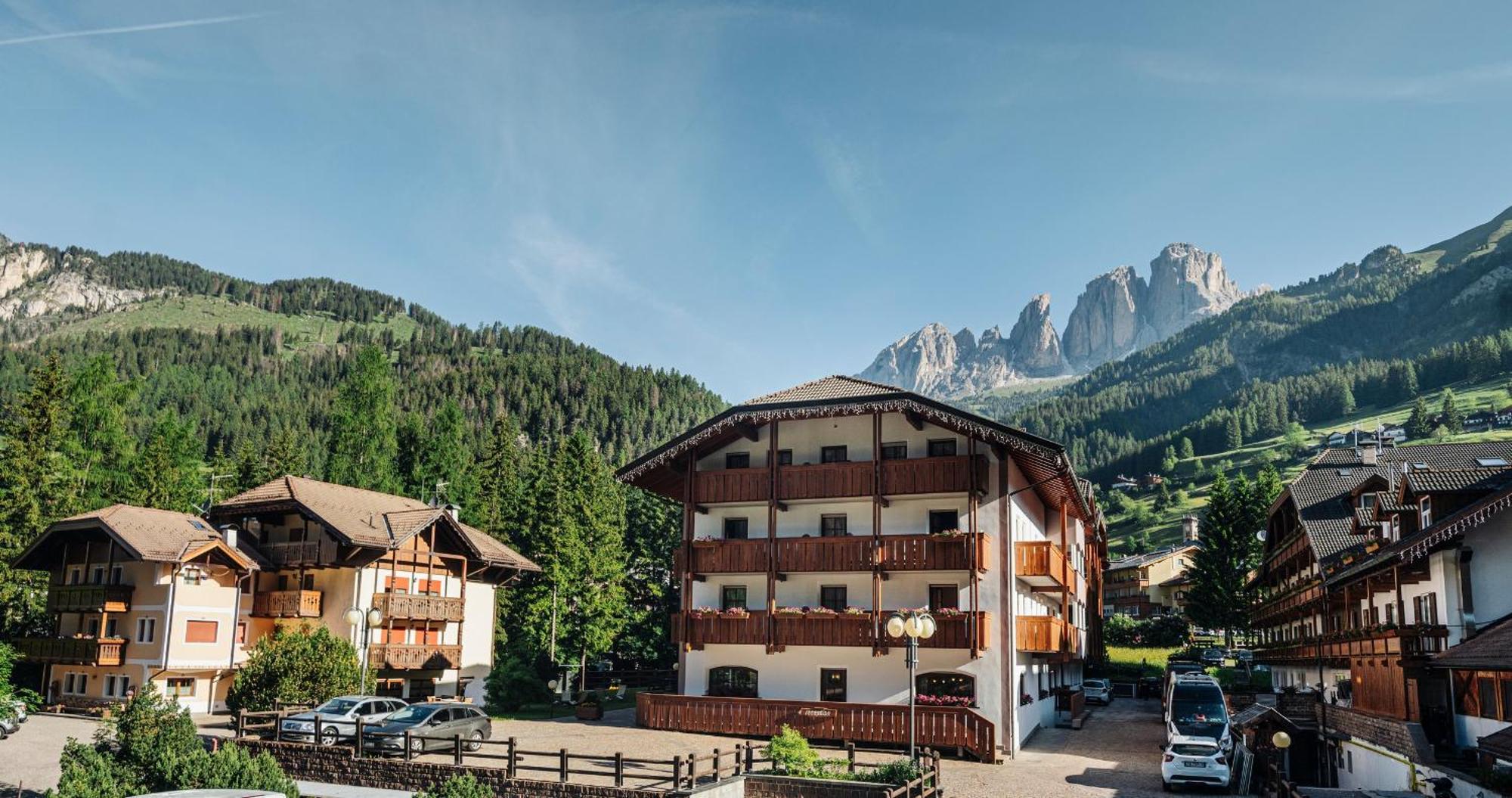 Hotel Garni Aritz Campitello di Fassa Esterno foto