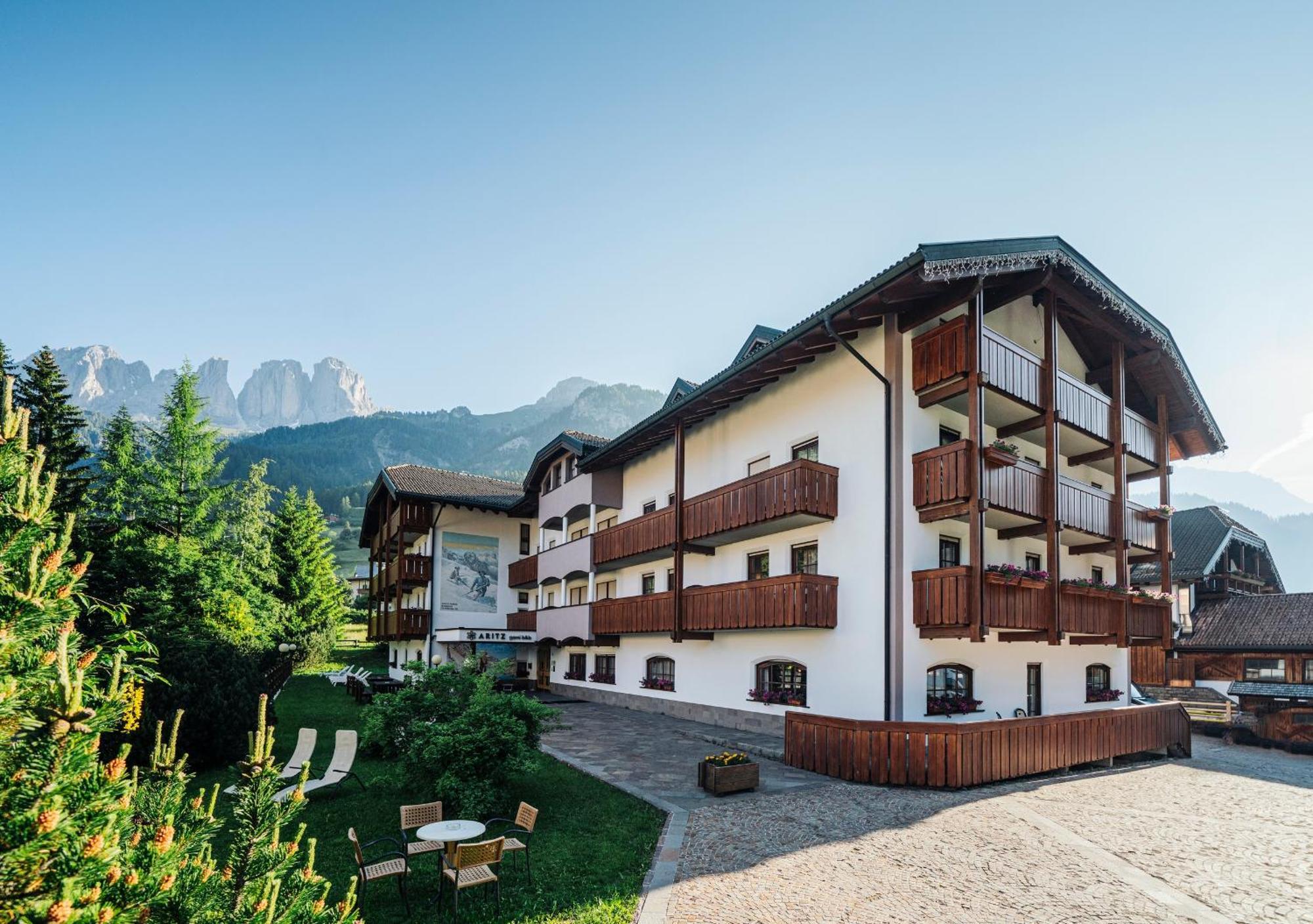 Hotel Garni Aritz Campitello di Fassa Esterno foto