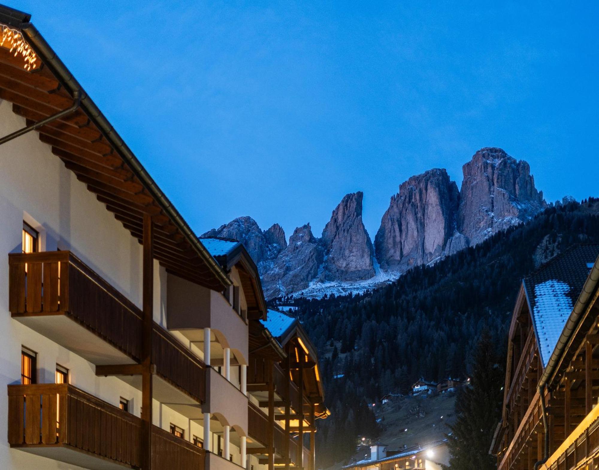 Hotel Garni Aritz Campitello di Fassa Esterno foto