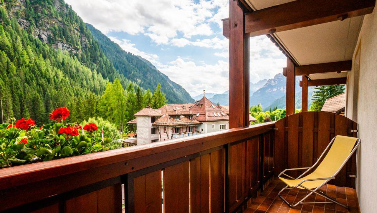 Hotel Garni Aritz Campitello di Fassa Esterno foto