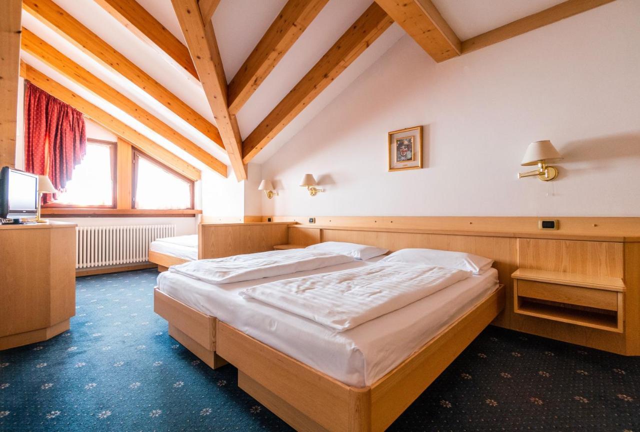 Hotel Garni Aritz Campitello di Fassa Esterno foto