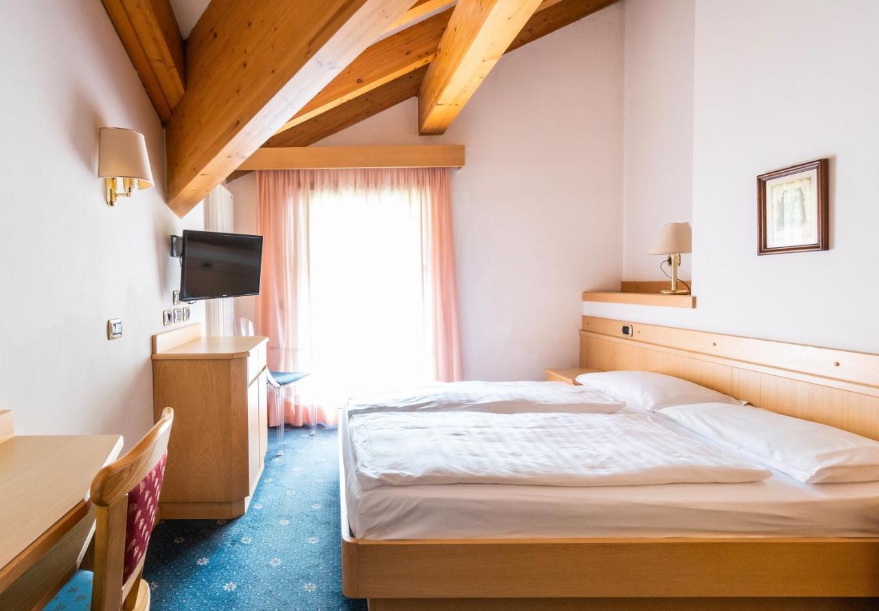Hotel Garni Aritz Campitello di Fassa Esterno foto